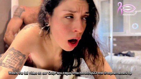 Idraulico Fisch viene chiamato per una perdita , la cliente Nemesi gli squirta in faccia 😛💦💦